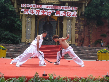 四川旅游出新意 峨眉山武術(shù)養(yǎng)生行啟動