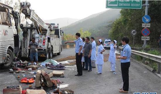 旅游大巴車側翻致8人死亡25人受傷