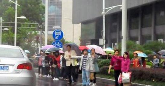 成都暴雨來襲助燃成都租車火焰